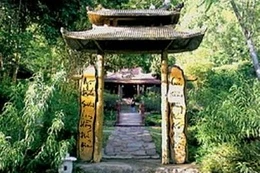 Cổng một thiền thất trong chùa Huyền Không - Huế